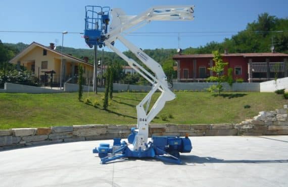 Серия самоходных подъемных платформ с грузоподъемно- стью до 300 кг и рабочей высотой до 20 м.